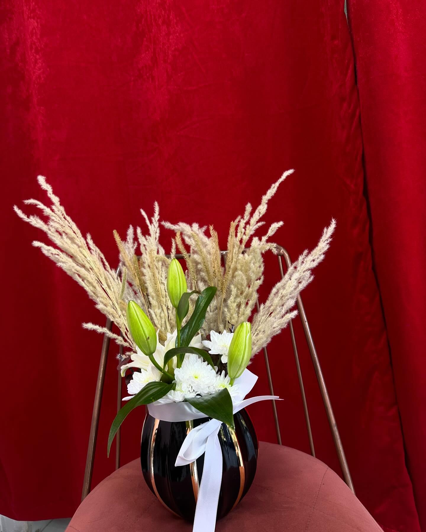 Vazo me zambakë të bardhë dhe pampas – Botanique Flowers