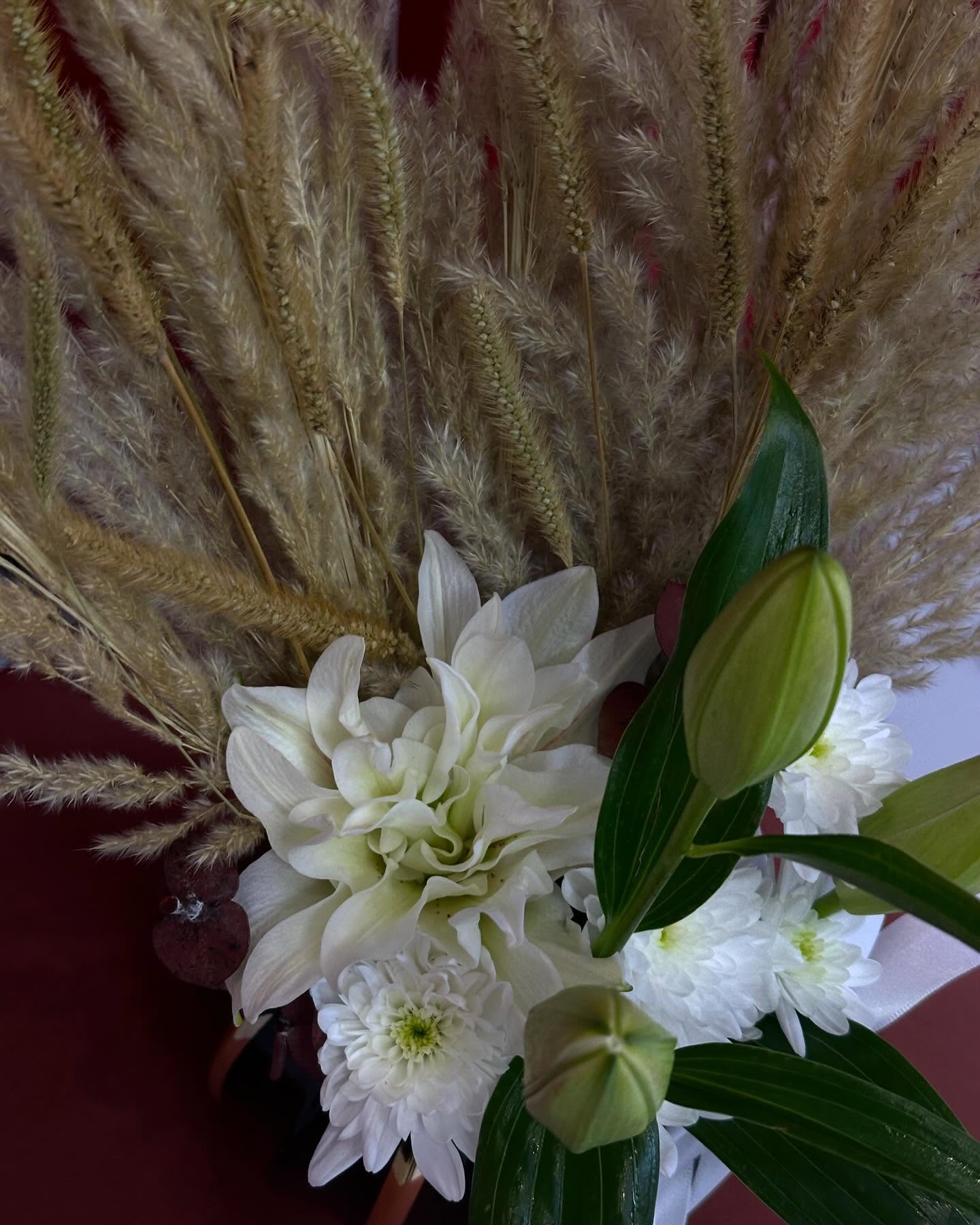 Vazo me zambakë të bardhë dhe pampas – Botanique Flowers (2)