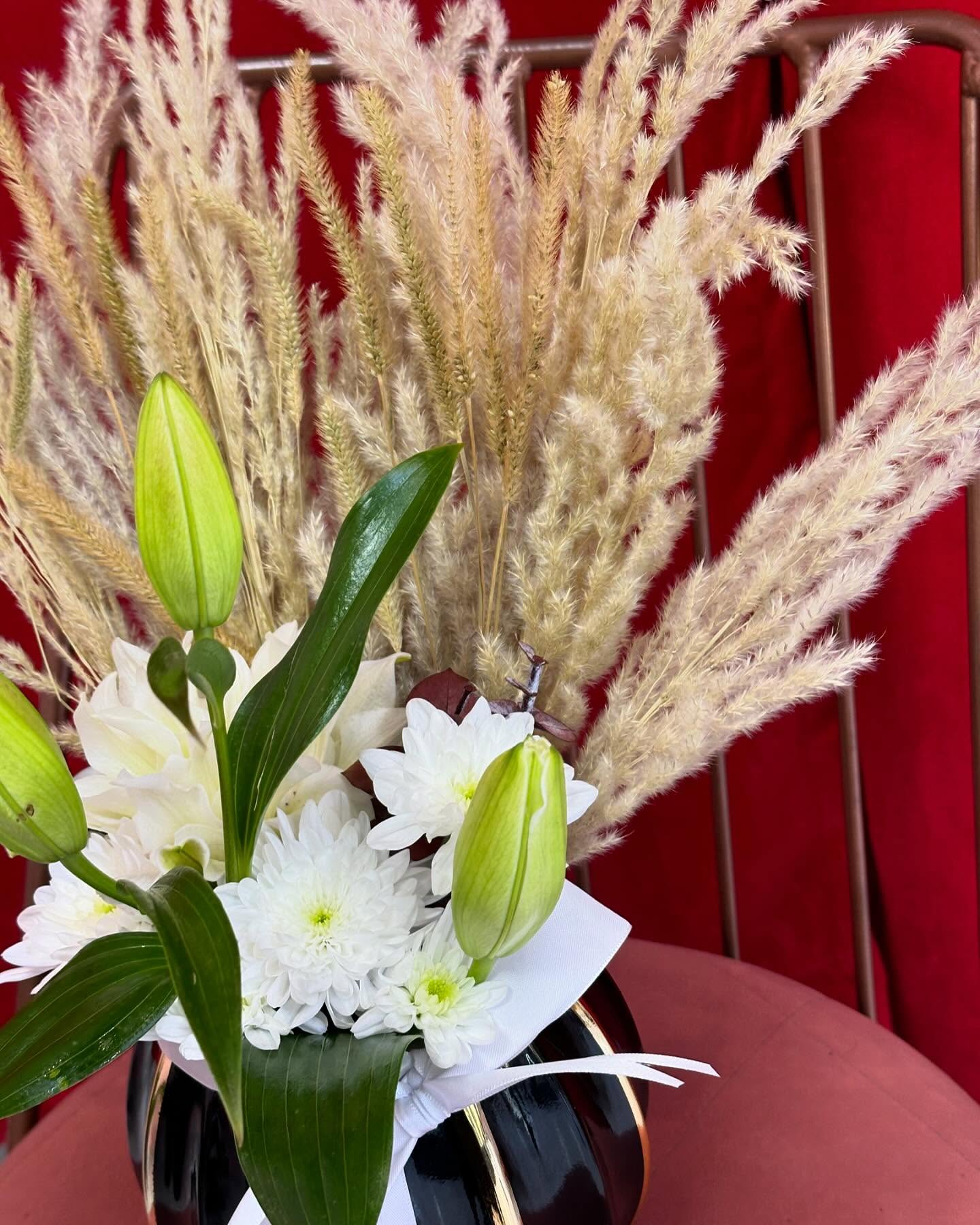 Vazo me zambakë të bardhë dhe pampas – Botanique Flowers (3)