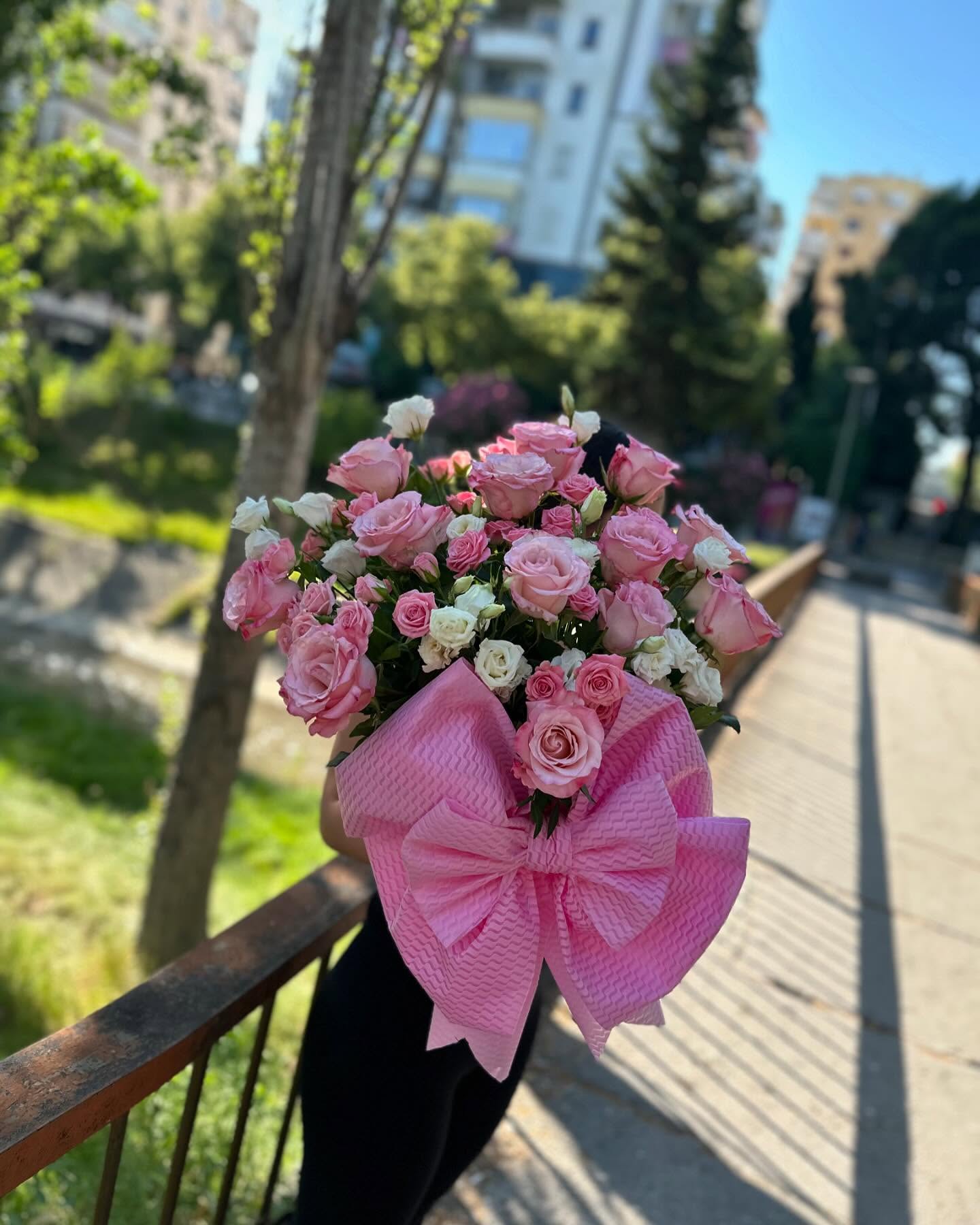 Kompozim me trëndafila rozë dhe fjongo – Botanique Flowers (2)