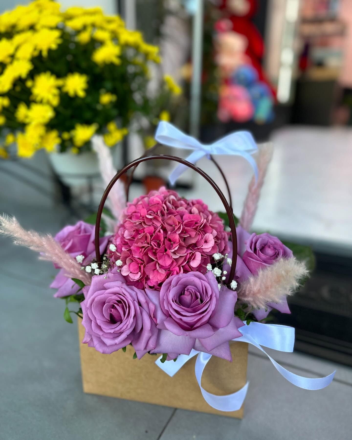 Kompozim me hortensia rozë dhe trëndafila vjollcë – Botanique Flowers