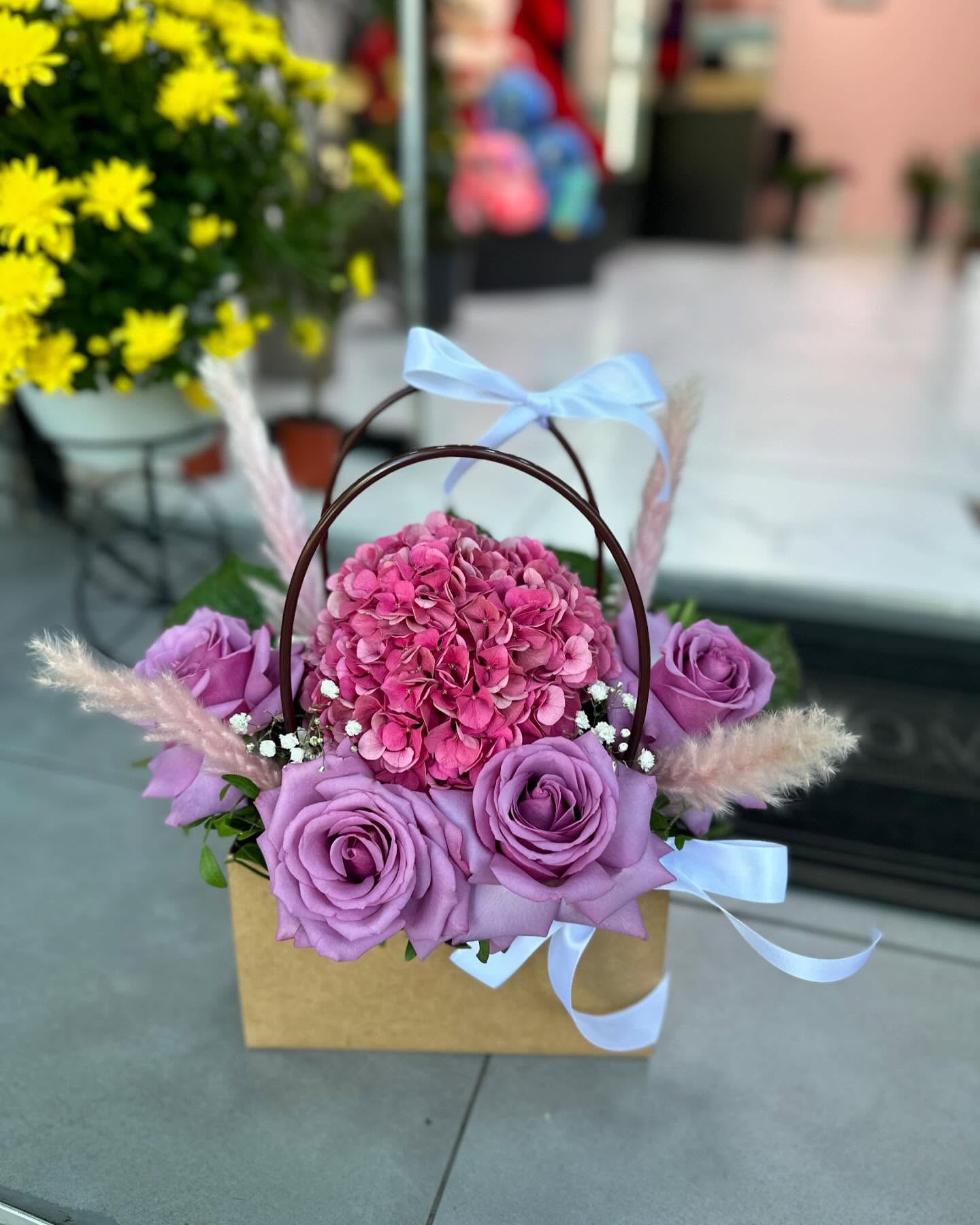 Kompozim me hortensia rozë dhe trëndafila vjollcë – Botanique Flowers (2)