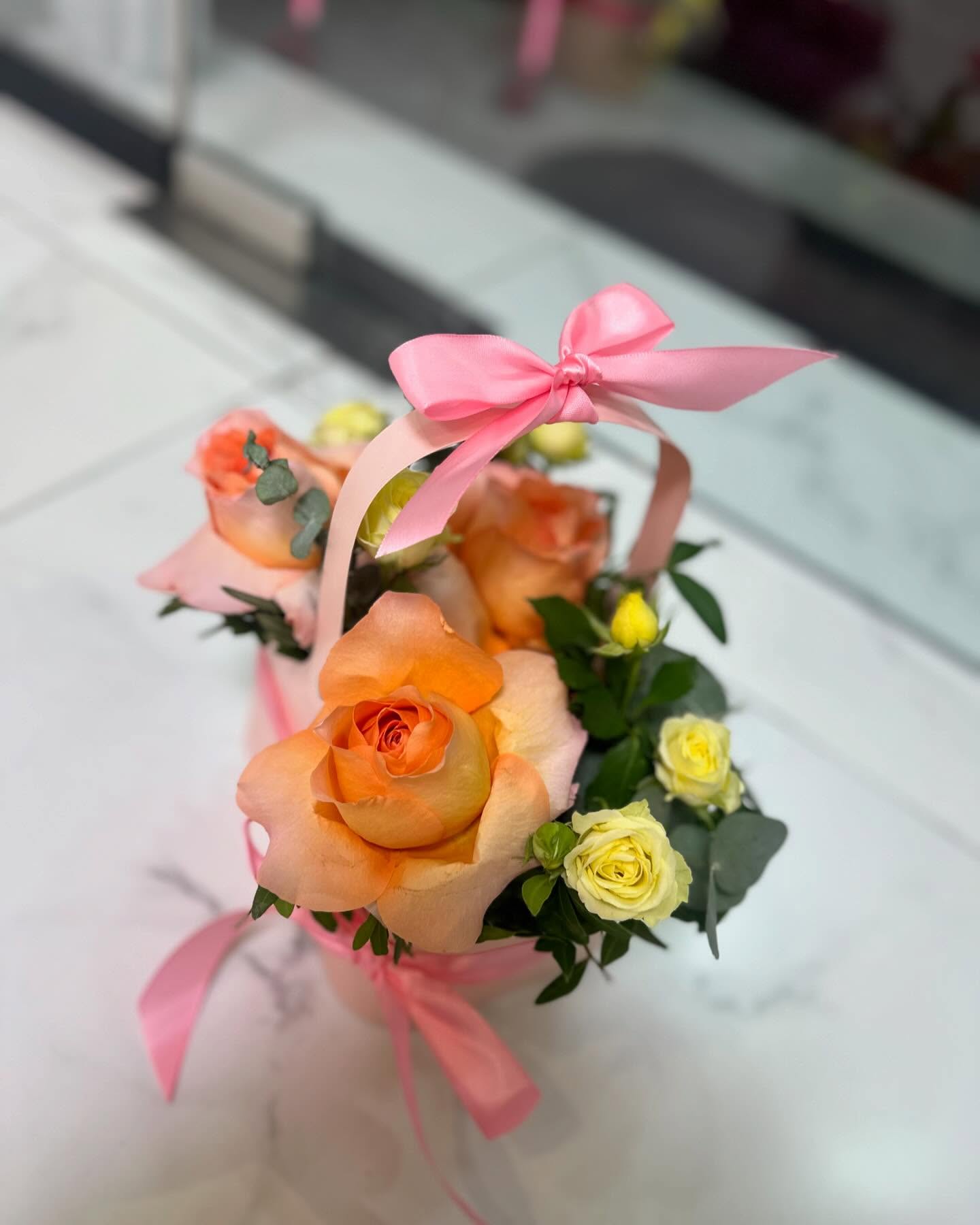 Kompozim me trëndafila portokalli dhe fjongo rozë – Botanique Flowers