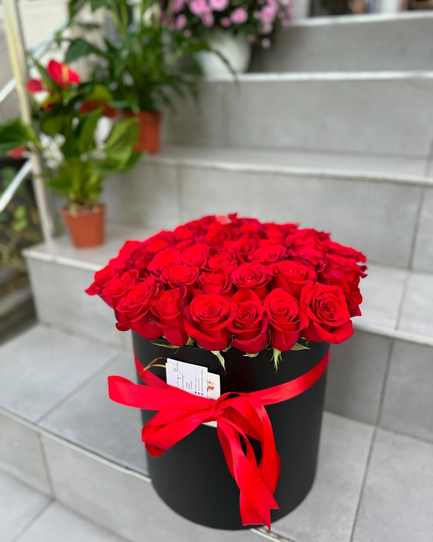 Kuti me trëndafila të kuq – Botanique Flowers