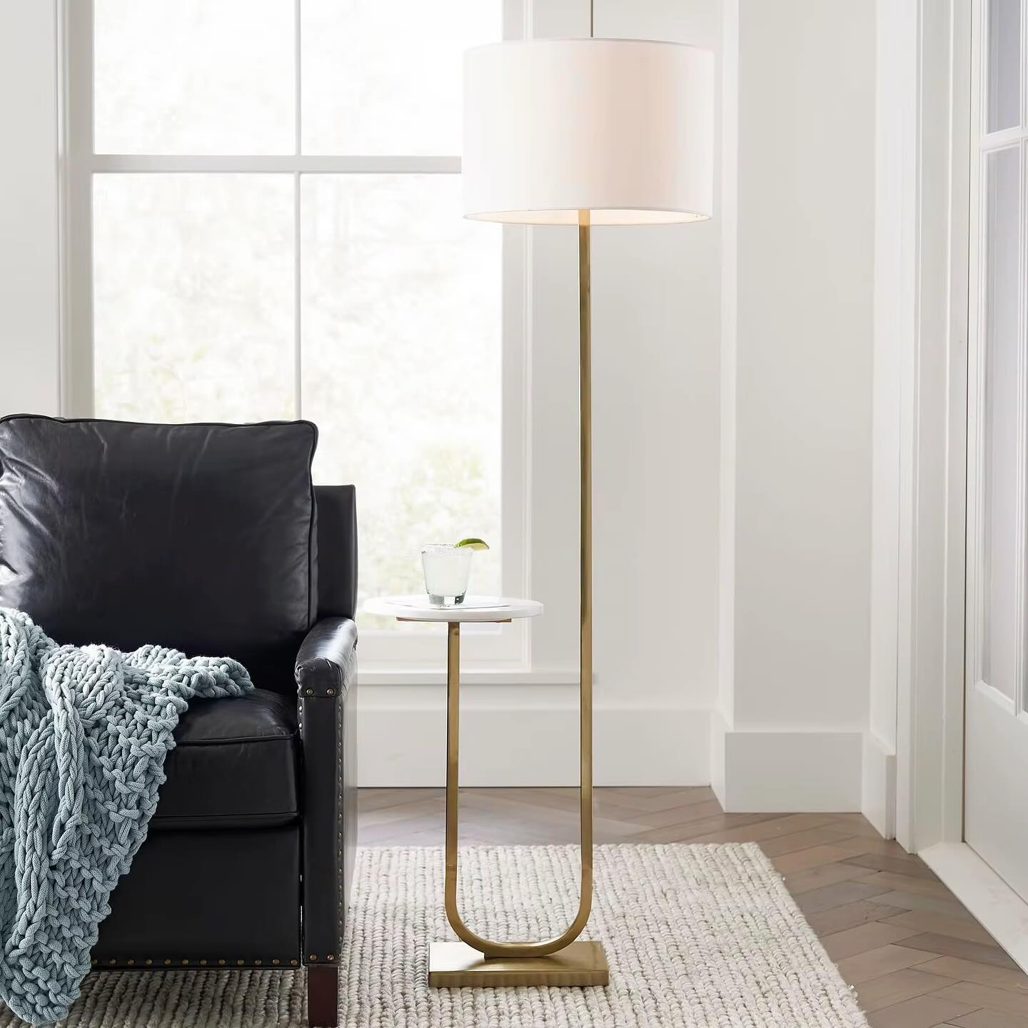 Llambë dyshemeje moderne me abazhur të bardhë – BS Lighting