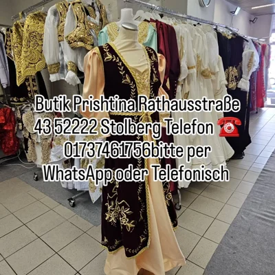 Veshje tradicionale me jelek bordo dhe fustan bezhë