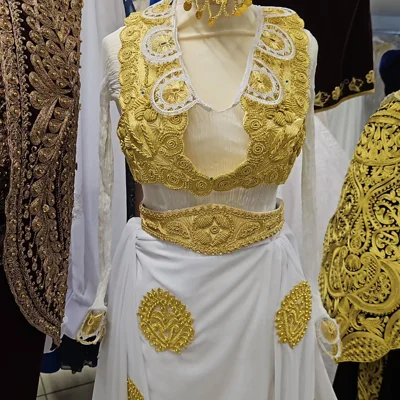 Fustan tradicional i bardhë me qëndisje ari