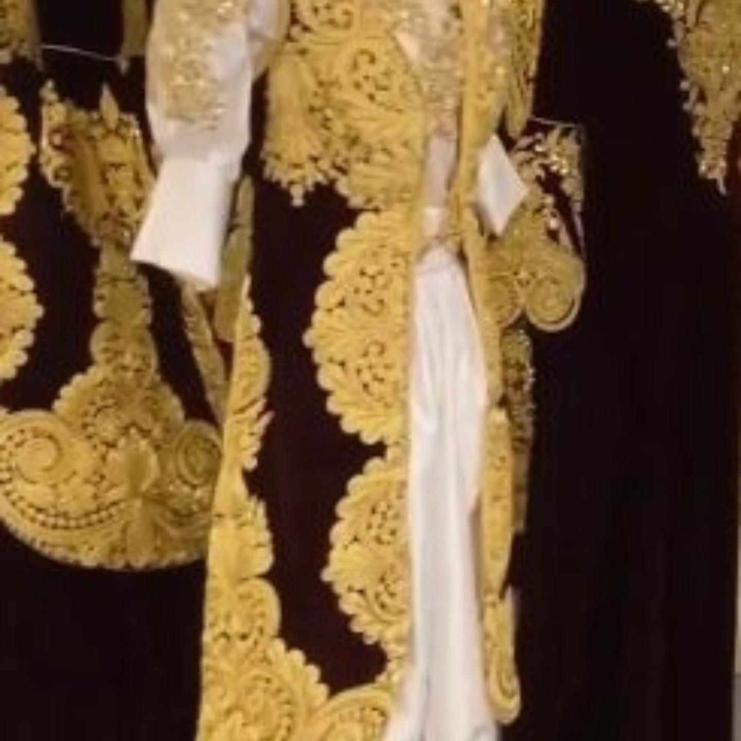 Fustan tradicional i bardhë me qëndisje ari – ButikPrishtina (4)