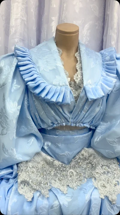 Fustan nusërie blu i çelët me jakë rrudha