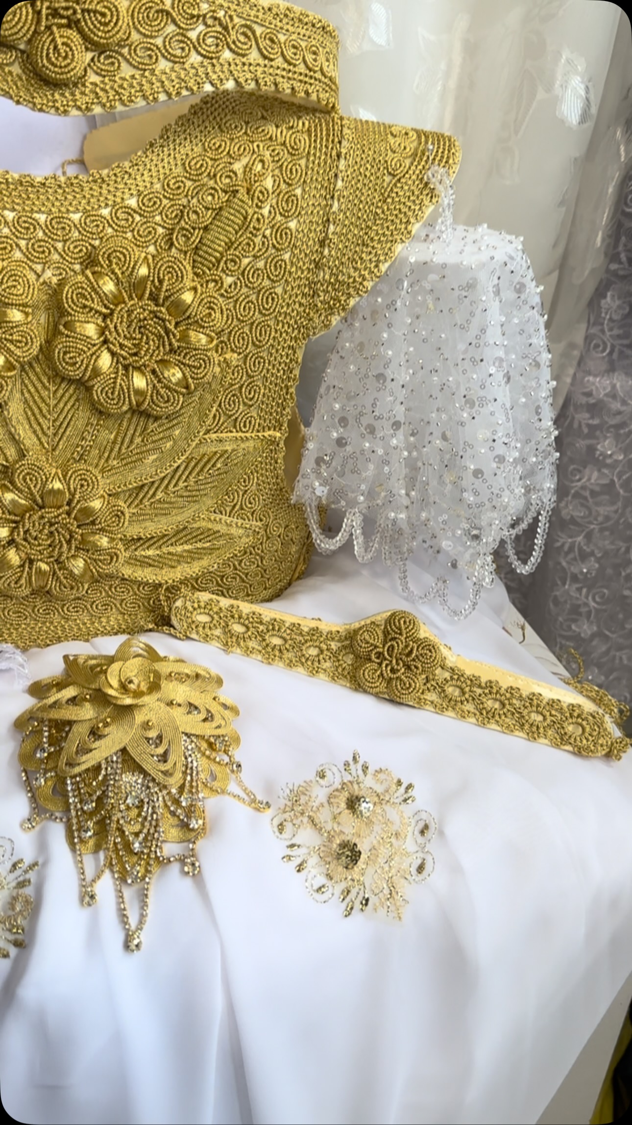 Jelek ari dhe aksesorë tradicionalë nusërie – VESHJE PER NUSE