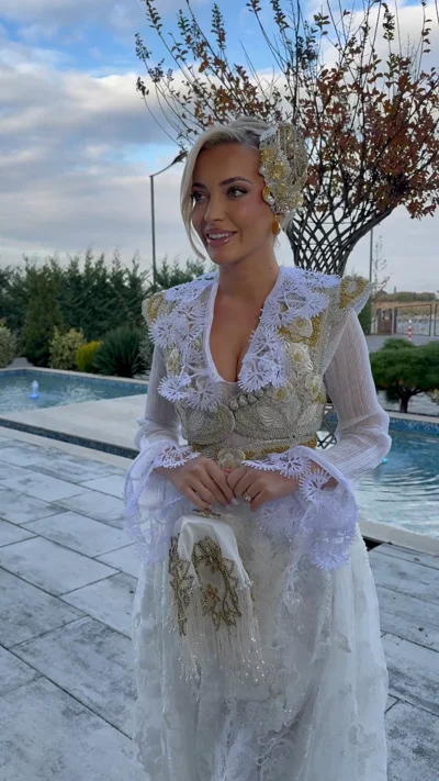Veshje tradicionale e bardhë me jelek ari