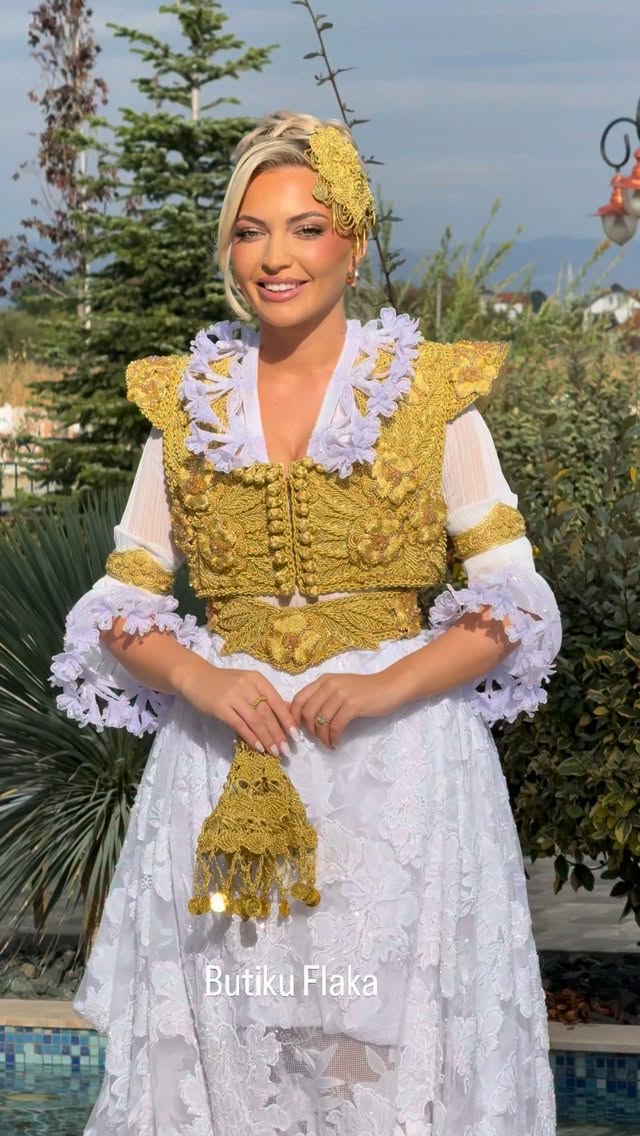 Veshje tradicionale nusërie e bardhë me jelek ari – Butiku Flaka