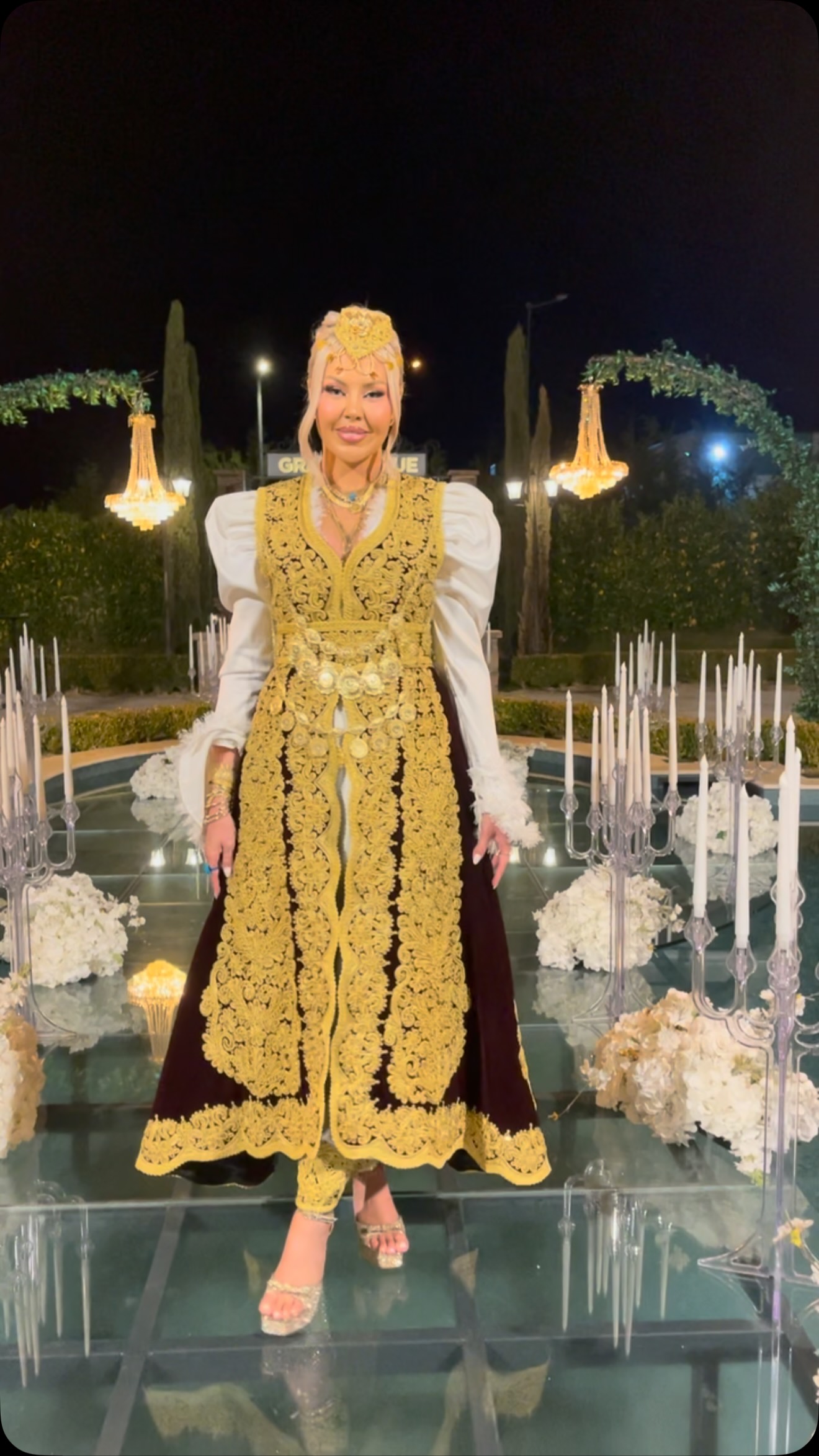 Veshje tradicionale e qëndisur me ar dhe pelerinë – Butiku Flaka