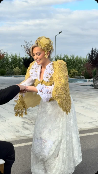 Veshje tradicionale e bardhë me xhaketë ari