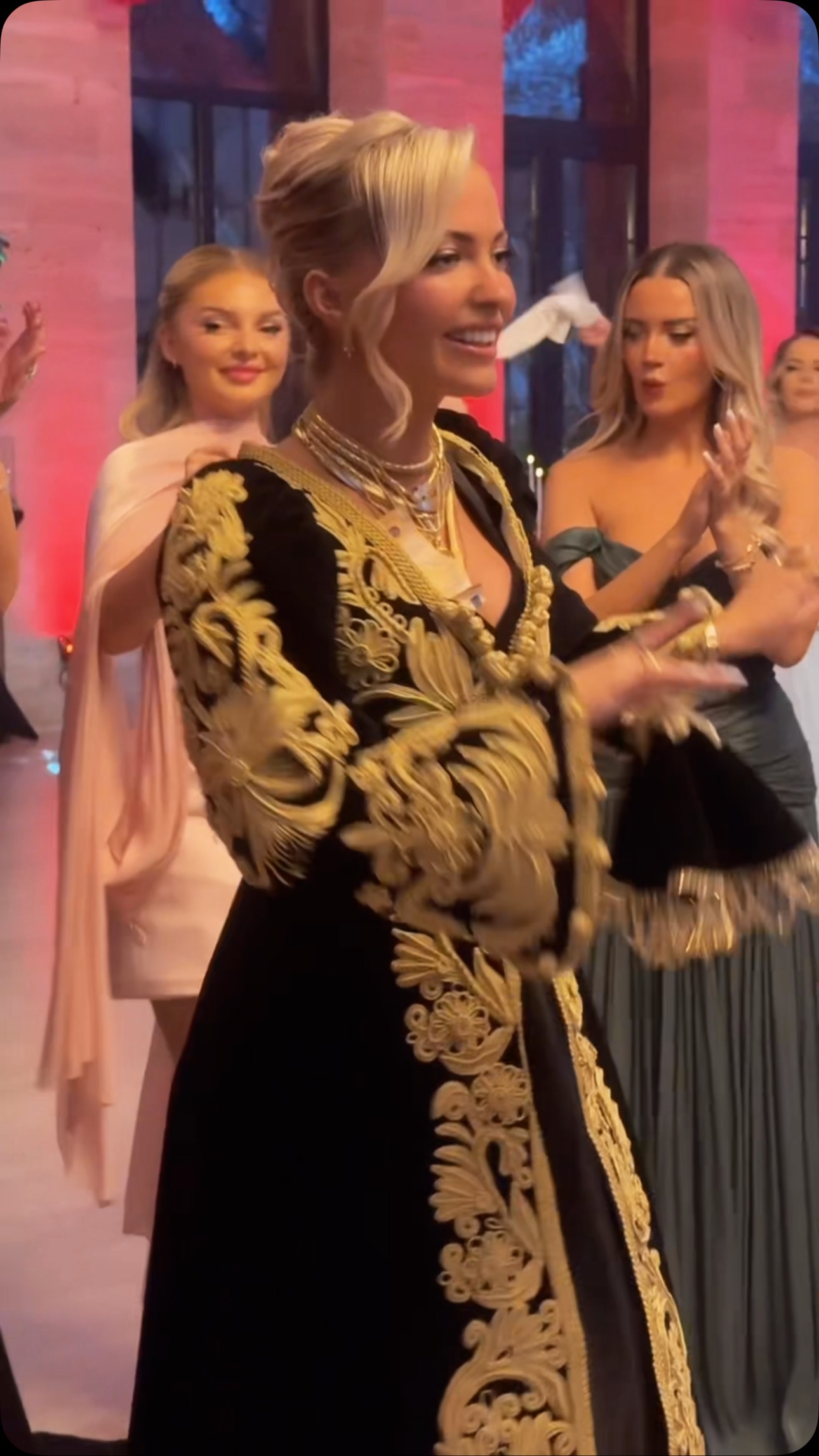 Xhurdi tradicionale e zezë me qëndisje ari – LAURA TRADITIONAL
