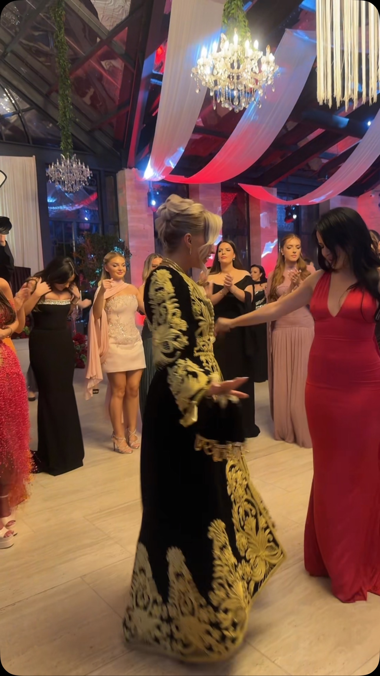 Dallama e zezë me qëndisje ari për kanagjegj – LAURA TRADITIONAL