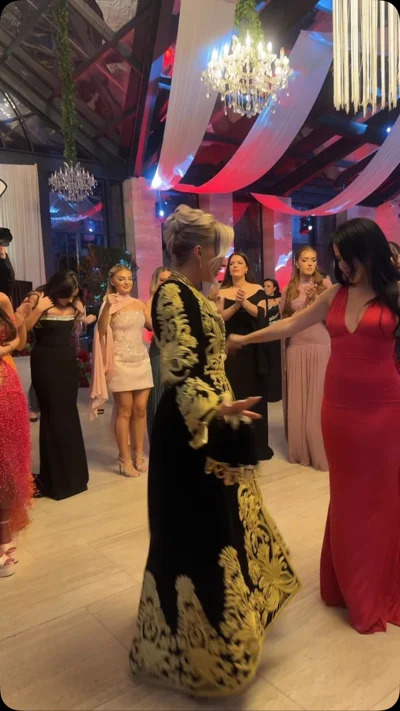 Dallama e zezë me qëndisje ari për kanagjegj