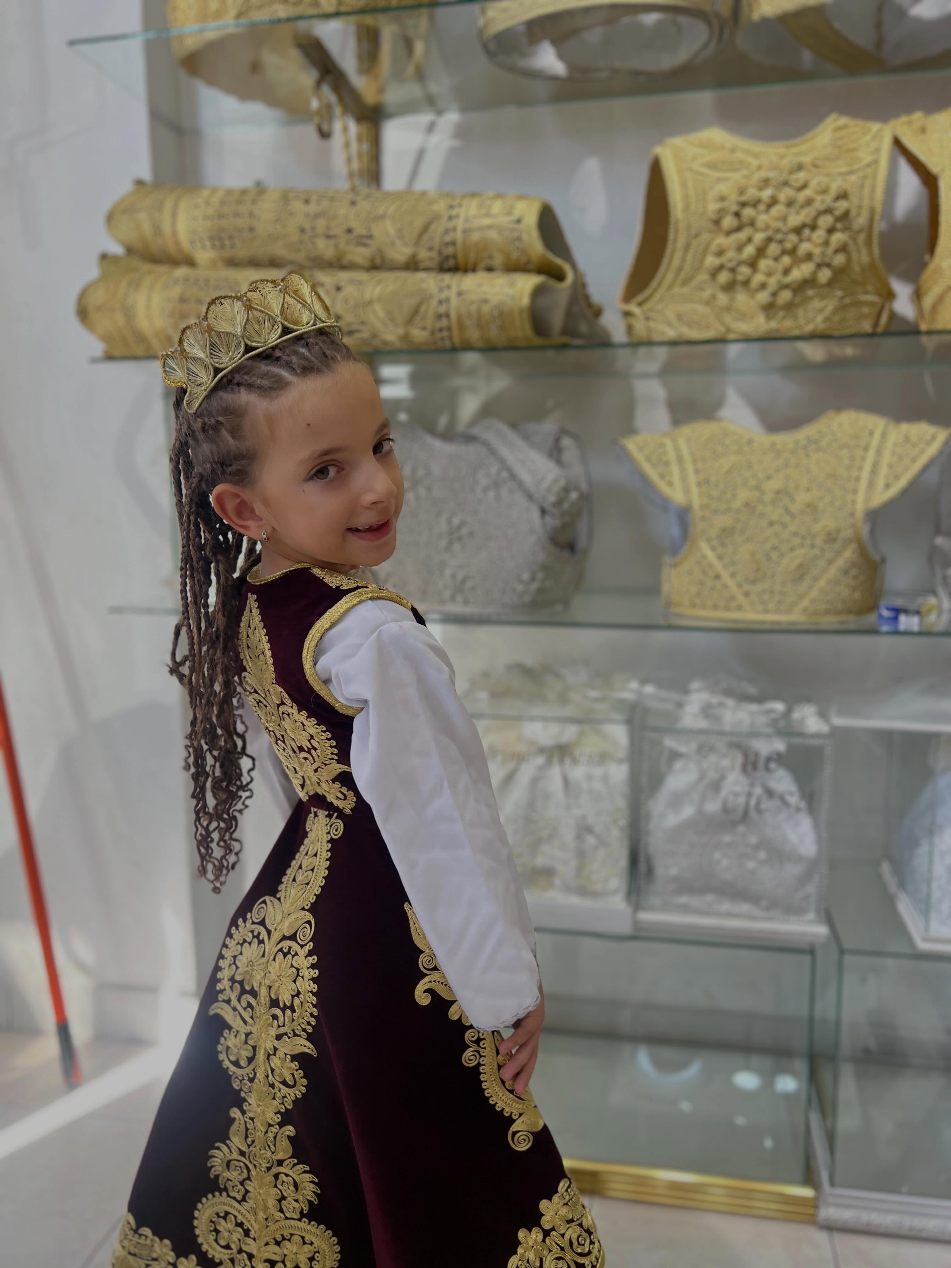 Veshje tradicionale për vajza me jelek të qëndisur – " BOUTIQUE SARA "