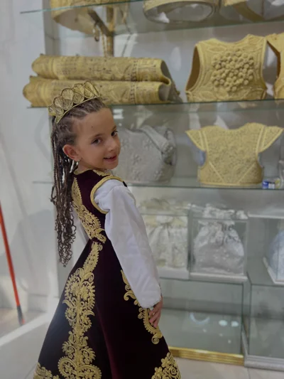 Veshje tradicionale për vajza me jelek të qëndisur