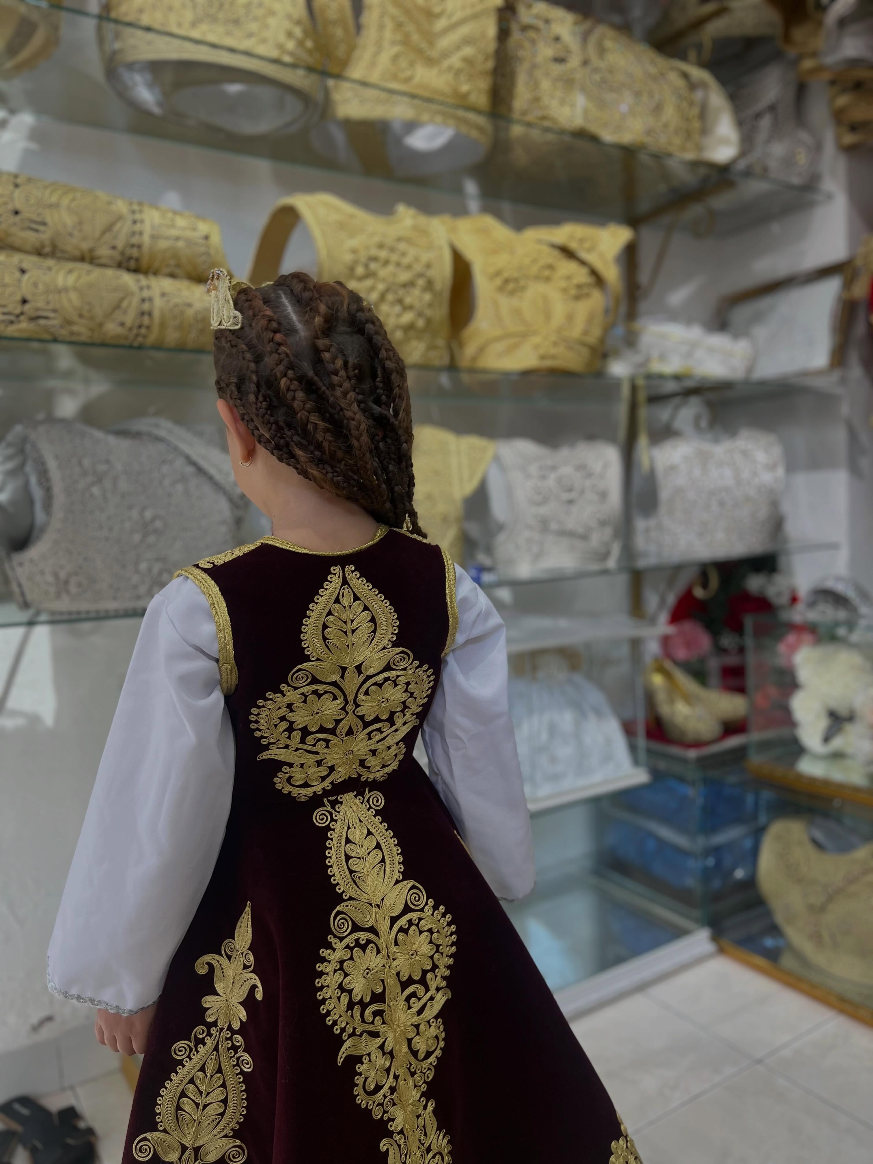 Veshje tradicionale për vajza me jelek të qëndisur – " BOUTIQUE SARA " (3)