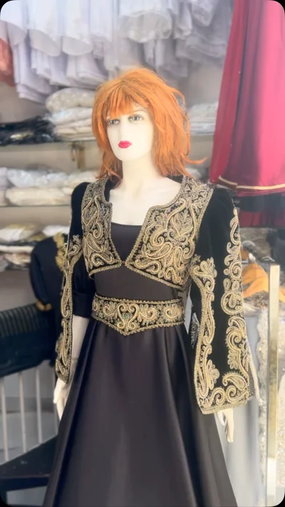 Veshje tradicionale për dasmë me qëndisje ari