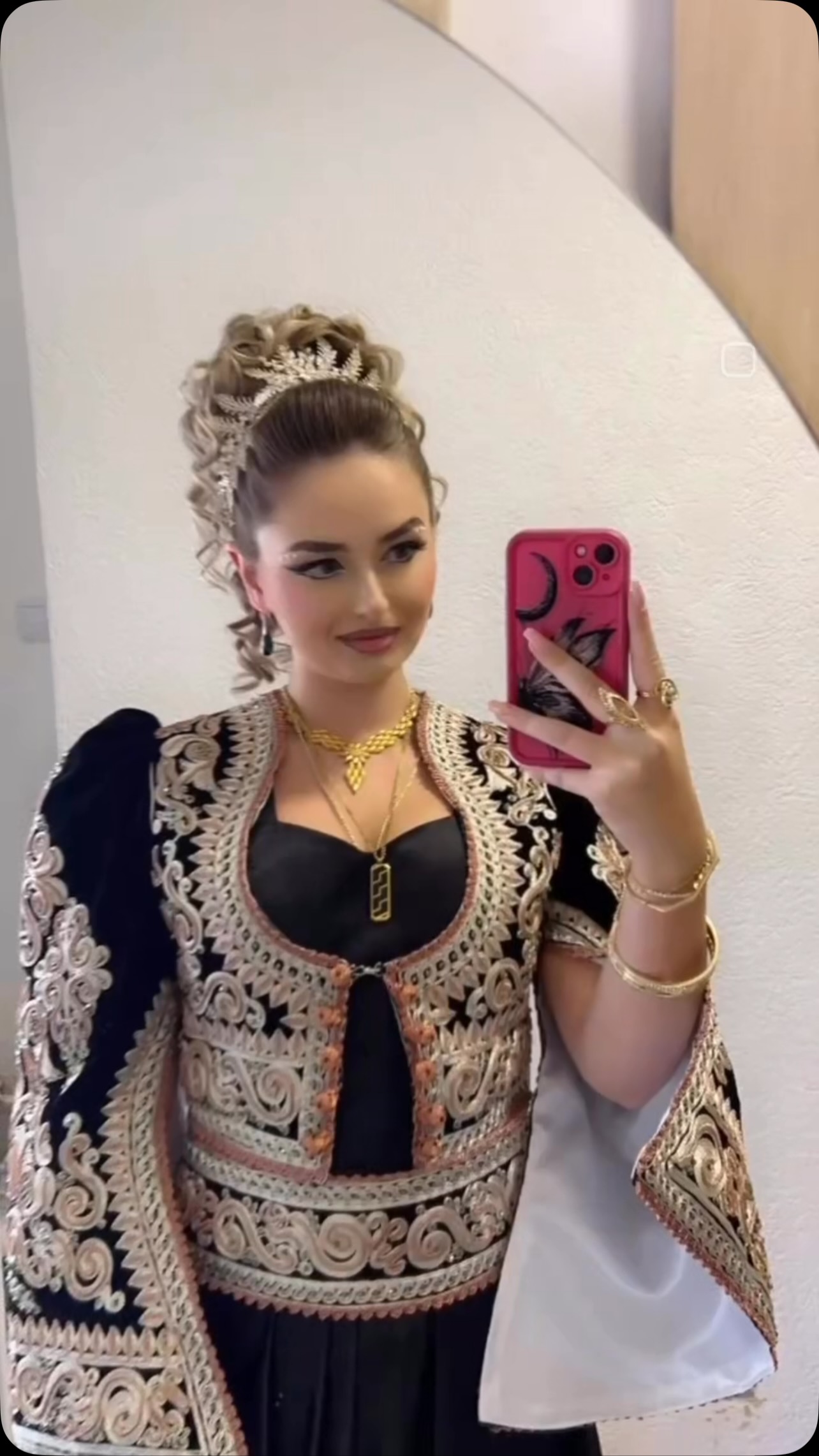 Veshje tradicionale me jelek të qëndisur me ar – " BOUTIQUE SARA "