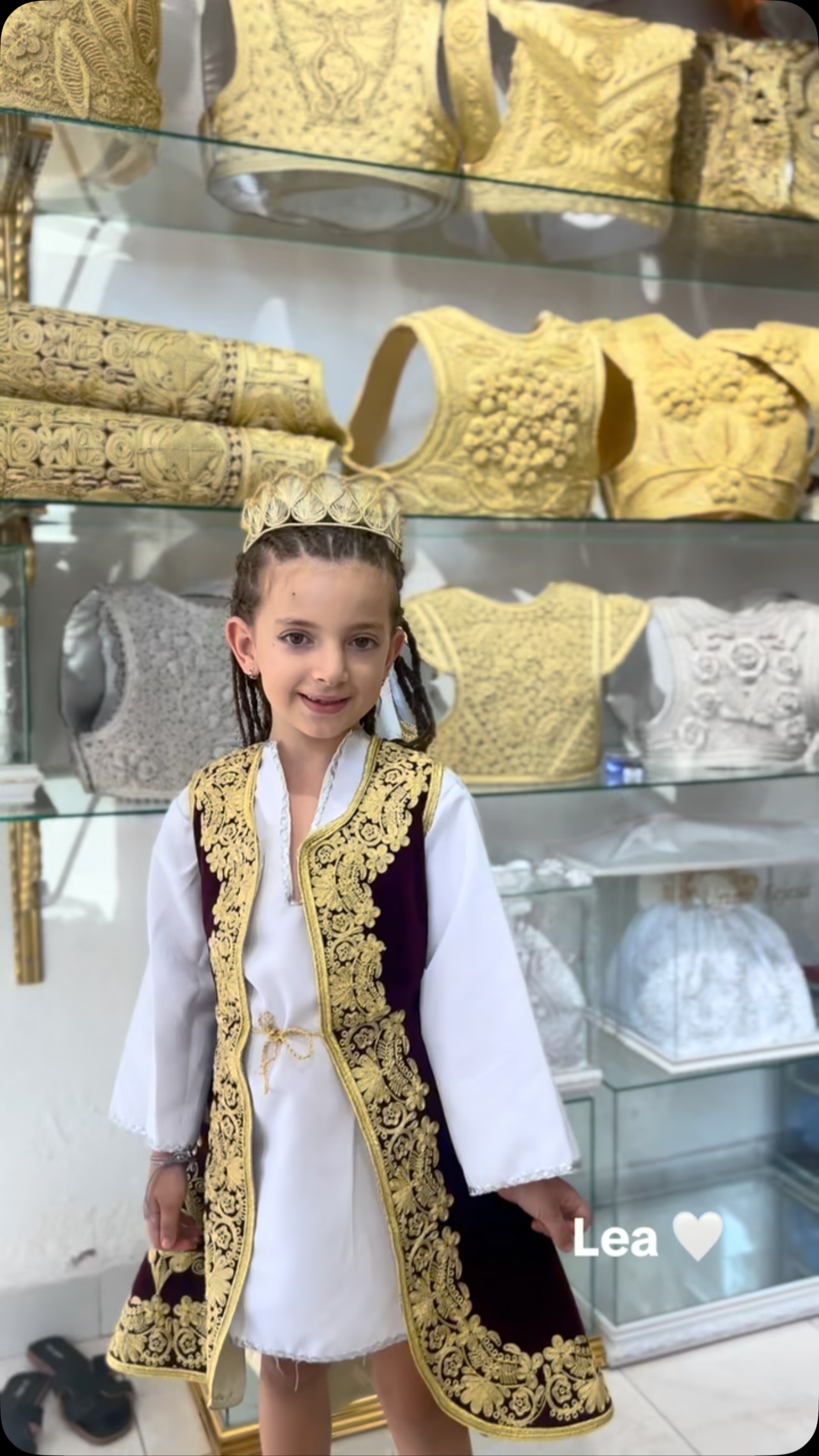 Veshje tradicionale për fëmijë me jelek të qëndisur – " BOUTIQUE SARA "