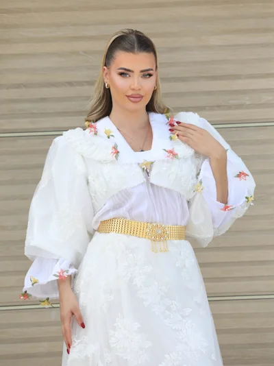 Veshje tradicionale e bardhë me lule dhe brez ari