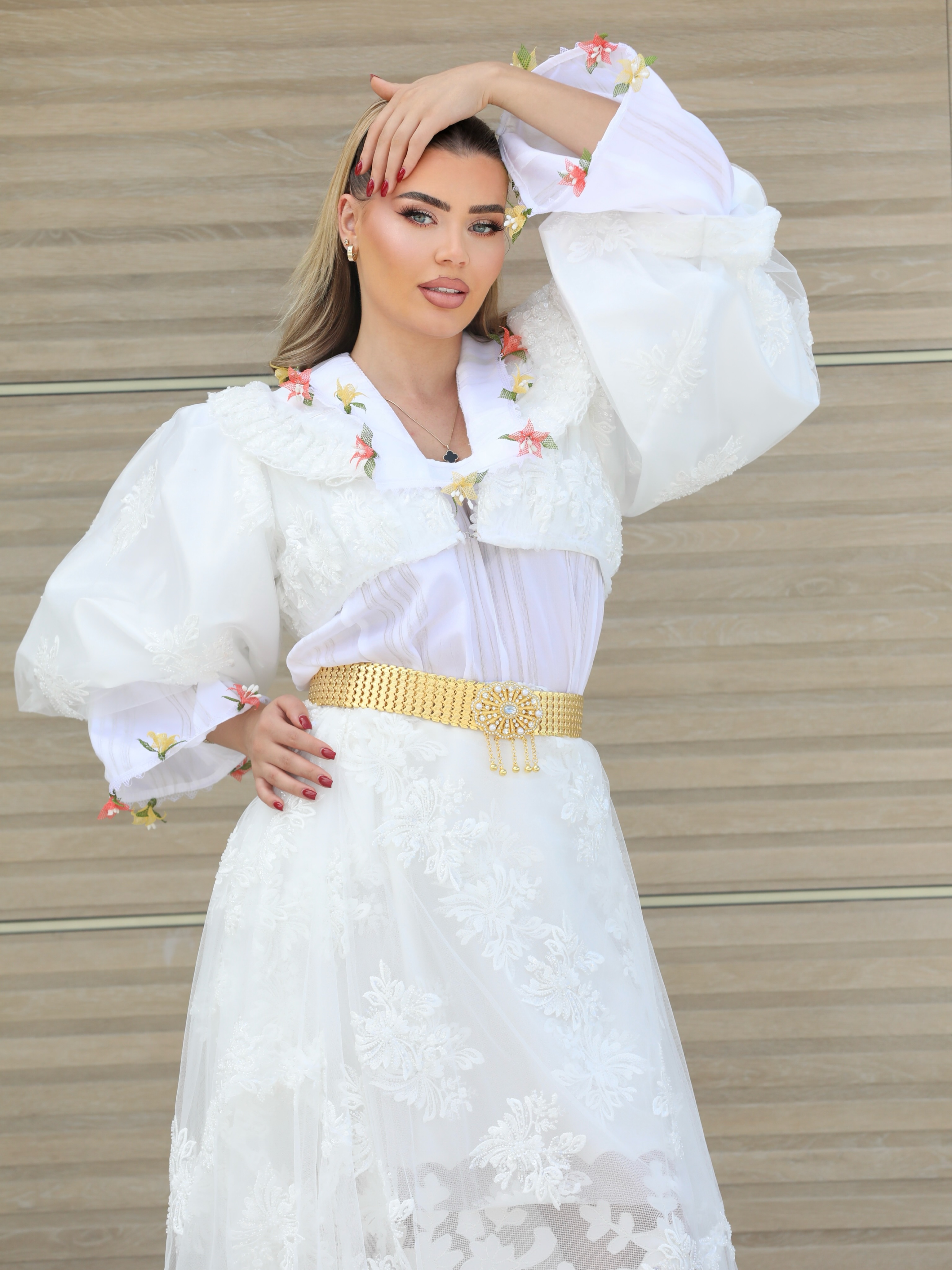 Veshje tradicionale e bardhë me lule dhe brez ari – BUTIKU SHEFIKJA (3)