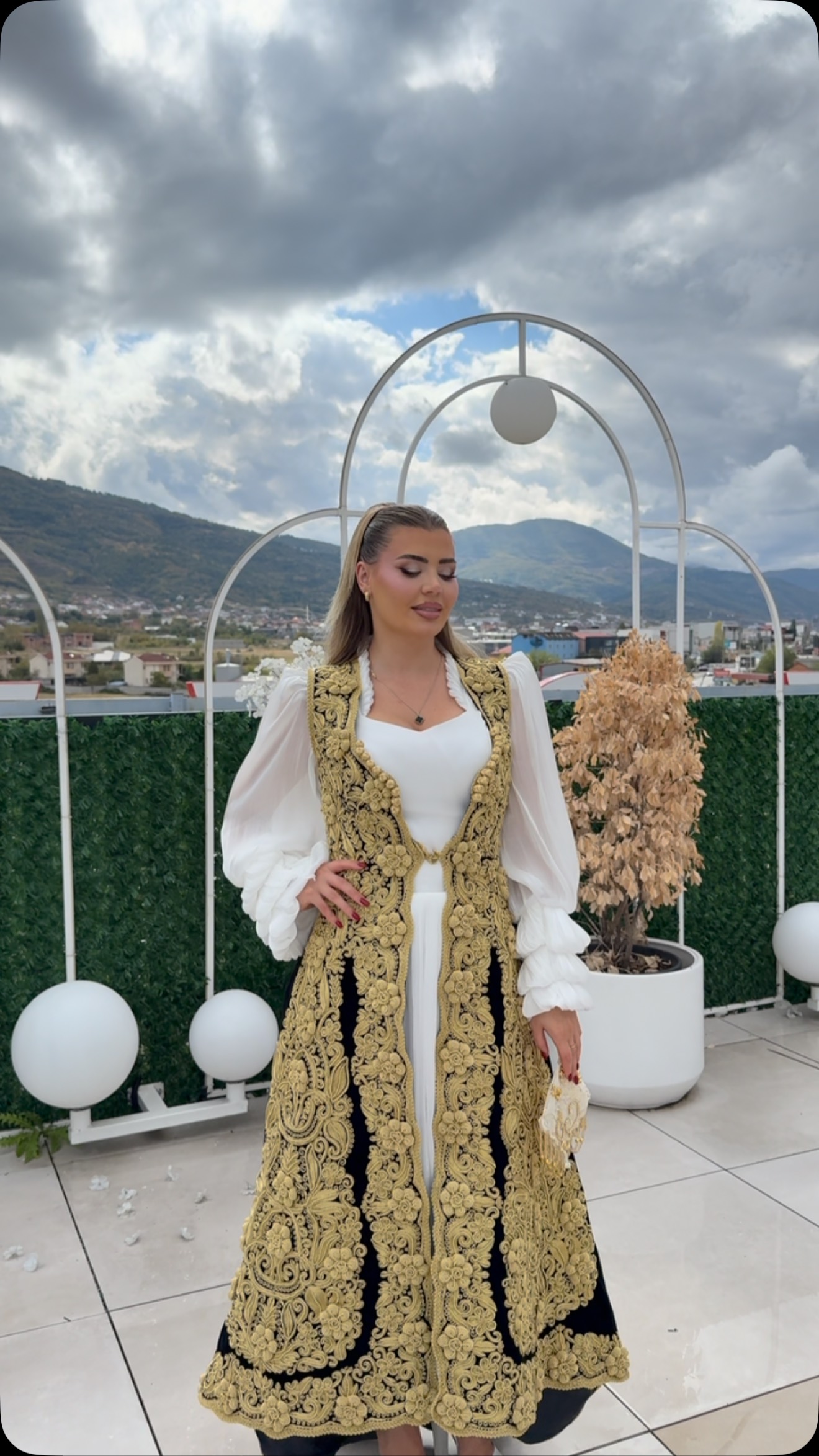 Xhurdi e zezë me ari mbi fustan të bardhë – BUTIKU SHEFIKJA