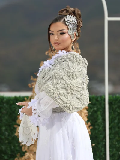 Veshje nusërie e bardhë me xhaketë të qëndisur