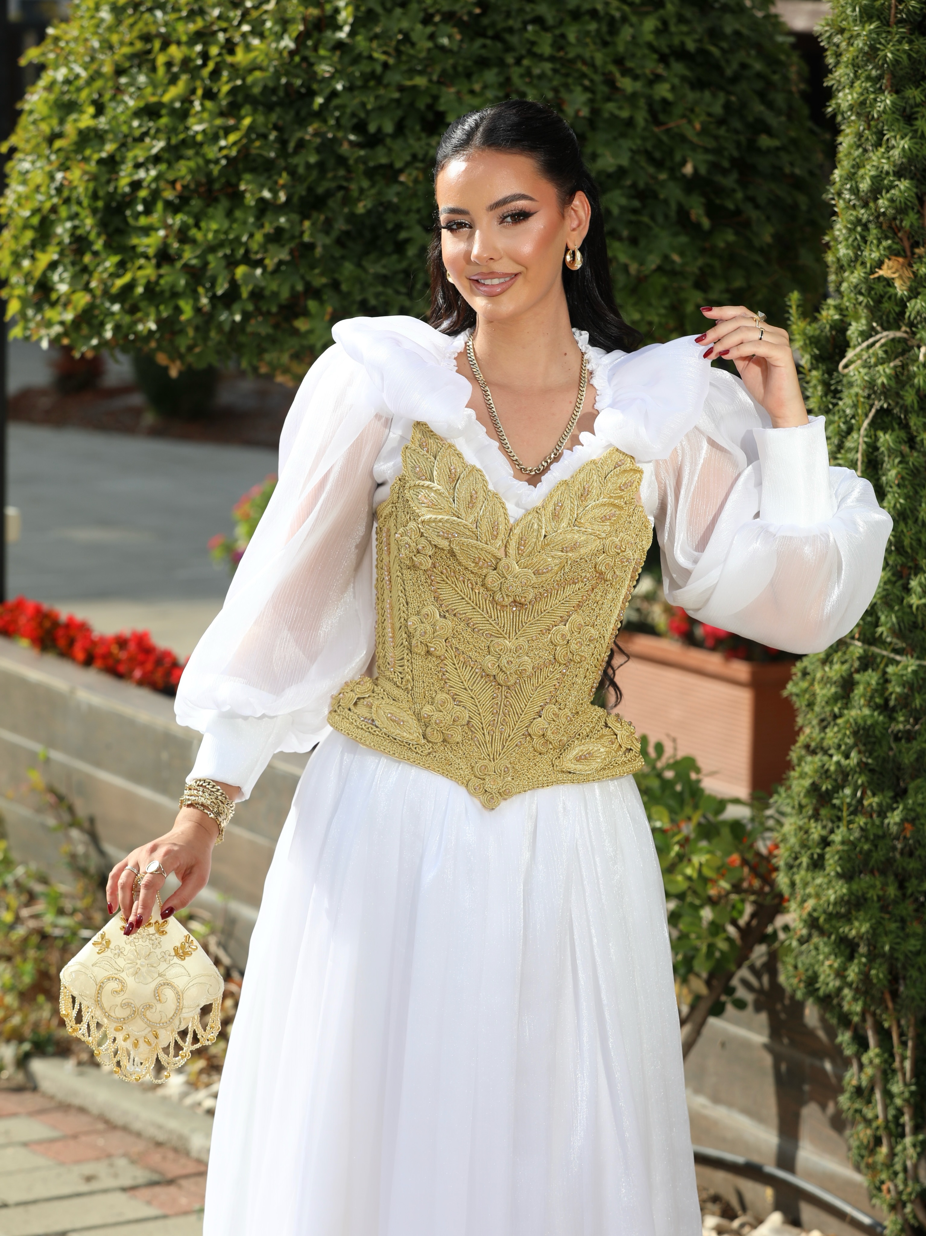 Veshje tradicionale e bardhë me jelek ari – BUTIKU SHEFIKJA