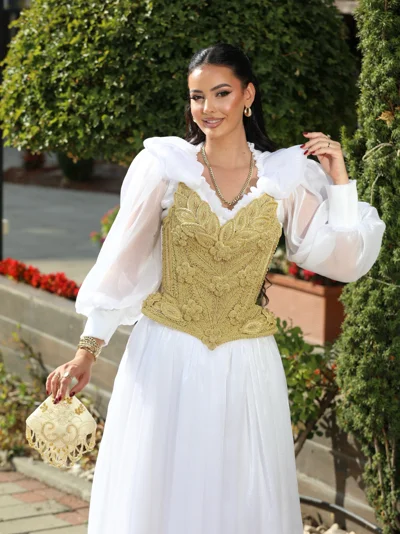 Veshje tradicionale e bardhë me jelek ari