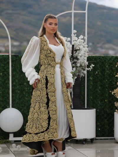 Xhurdi e gjatë me ari mbi fustan të bardhë