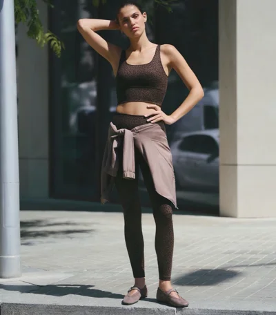 Tajts kafe të buta dhe top sportiv