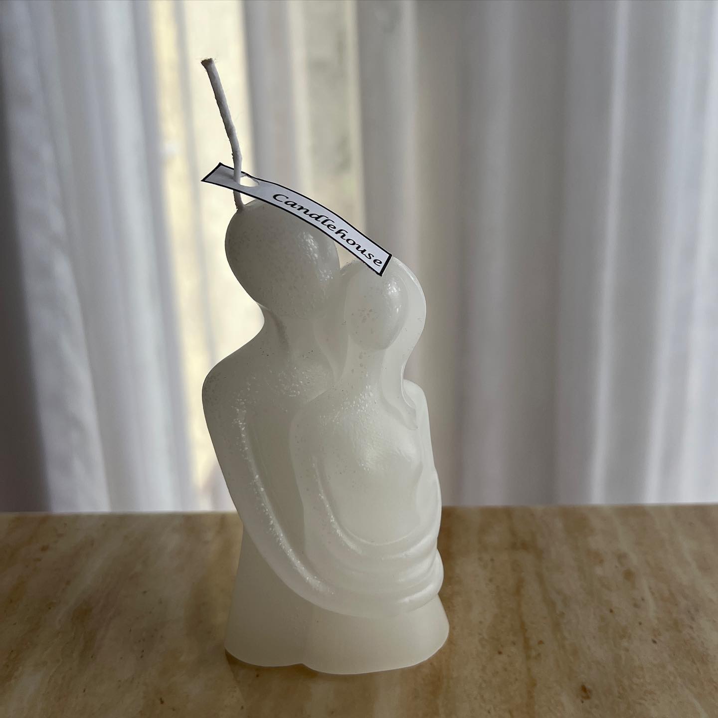 Qiri i bardhë skulpturor në formë çifti – Candles by Ana