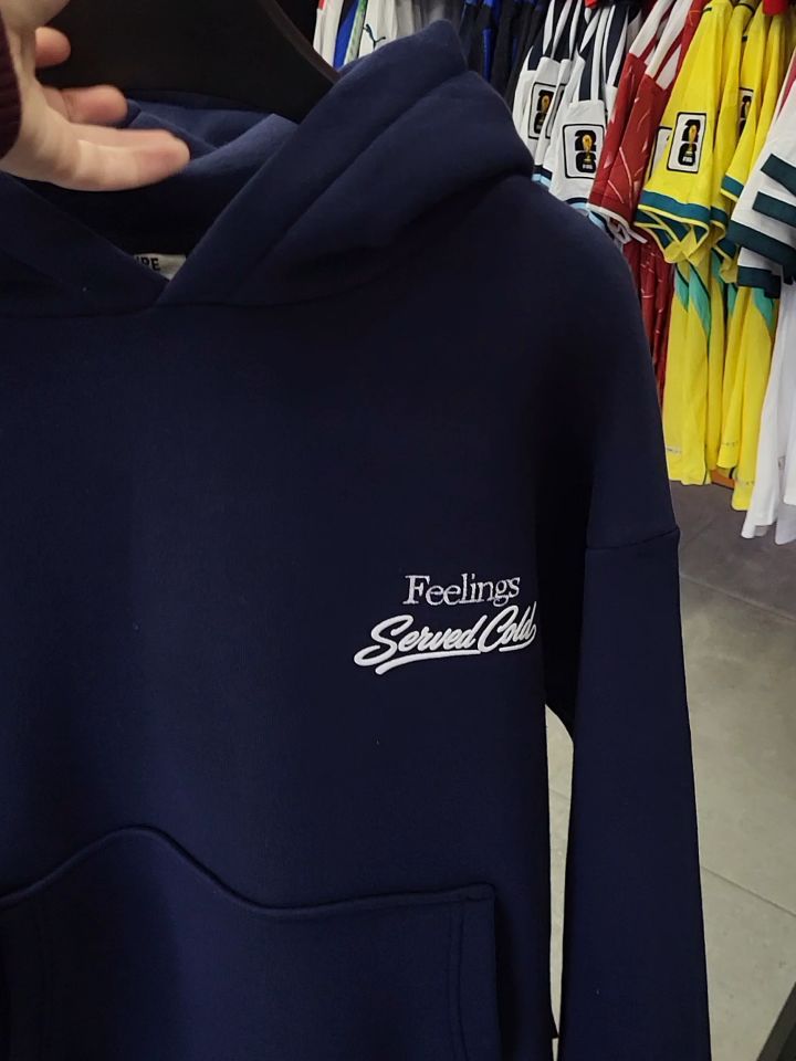 Duks blu i errët me kapuç Feelings Served Cold – CAP STORE SINCE 2017 🔵
