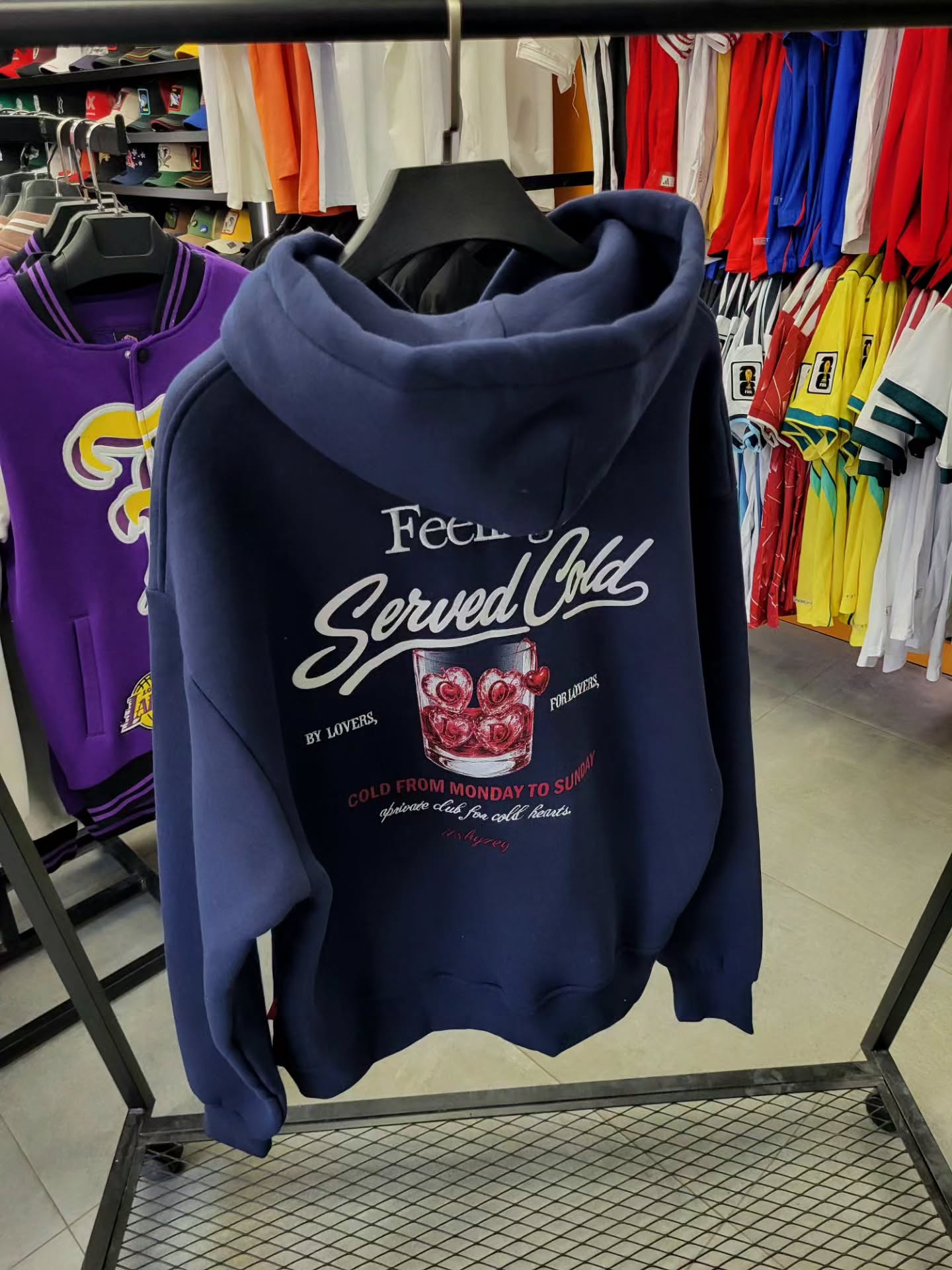 Duks blu i errët me kapuç Feelings Served Cold – CAP STORE SINCE 2017 🔵 (2)