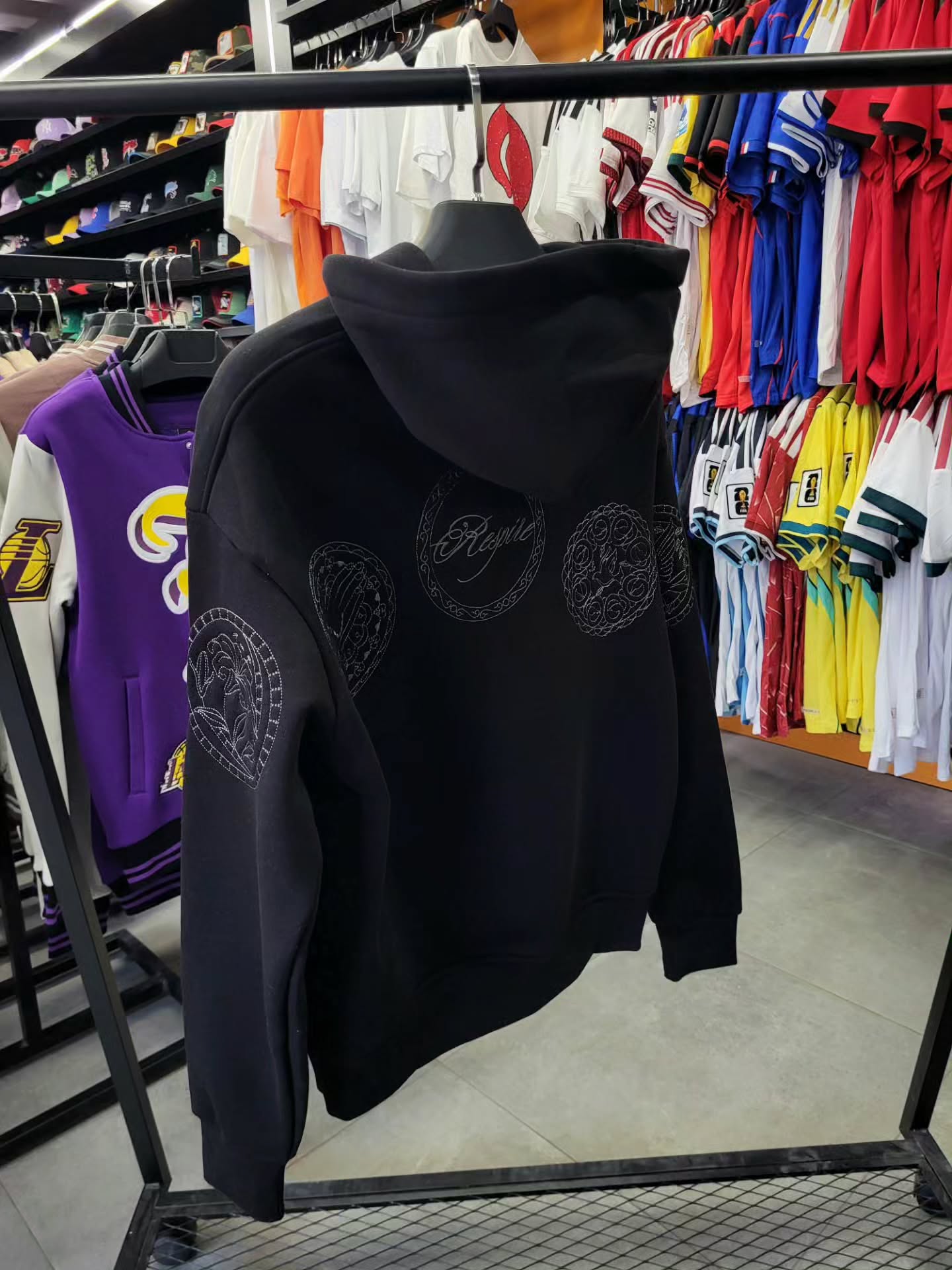 Duks i zi me kapuç me mbishkrim Respire – CAP STORE SINCE 2017 🔵 (2)