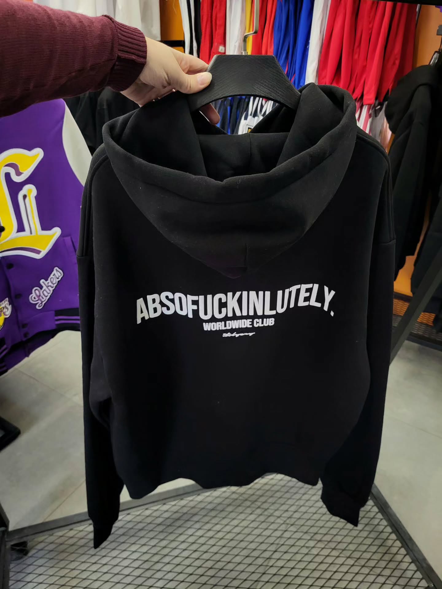 Duks i zi me kapuç me mbishkrim të bardhë – CAP STORE SINCE 2017 🔵 (2)