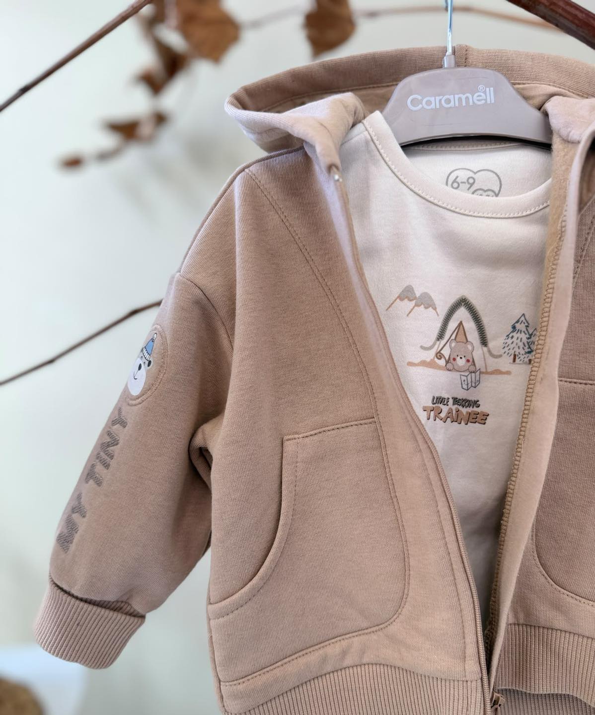 Duks kafe me kapuç dhe bluzë për bebe – Caramell Kids
