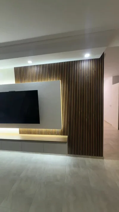 Komodë TV me panele vertikale dhe LED