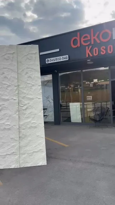 Panele muri me imitim guri të bardhë
