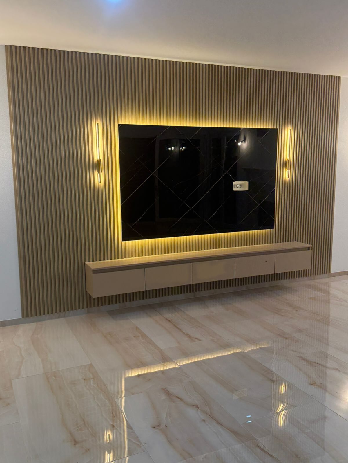 Panel muri me komodë TV dhe LED – Dekonil Kosova (2)