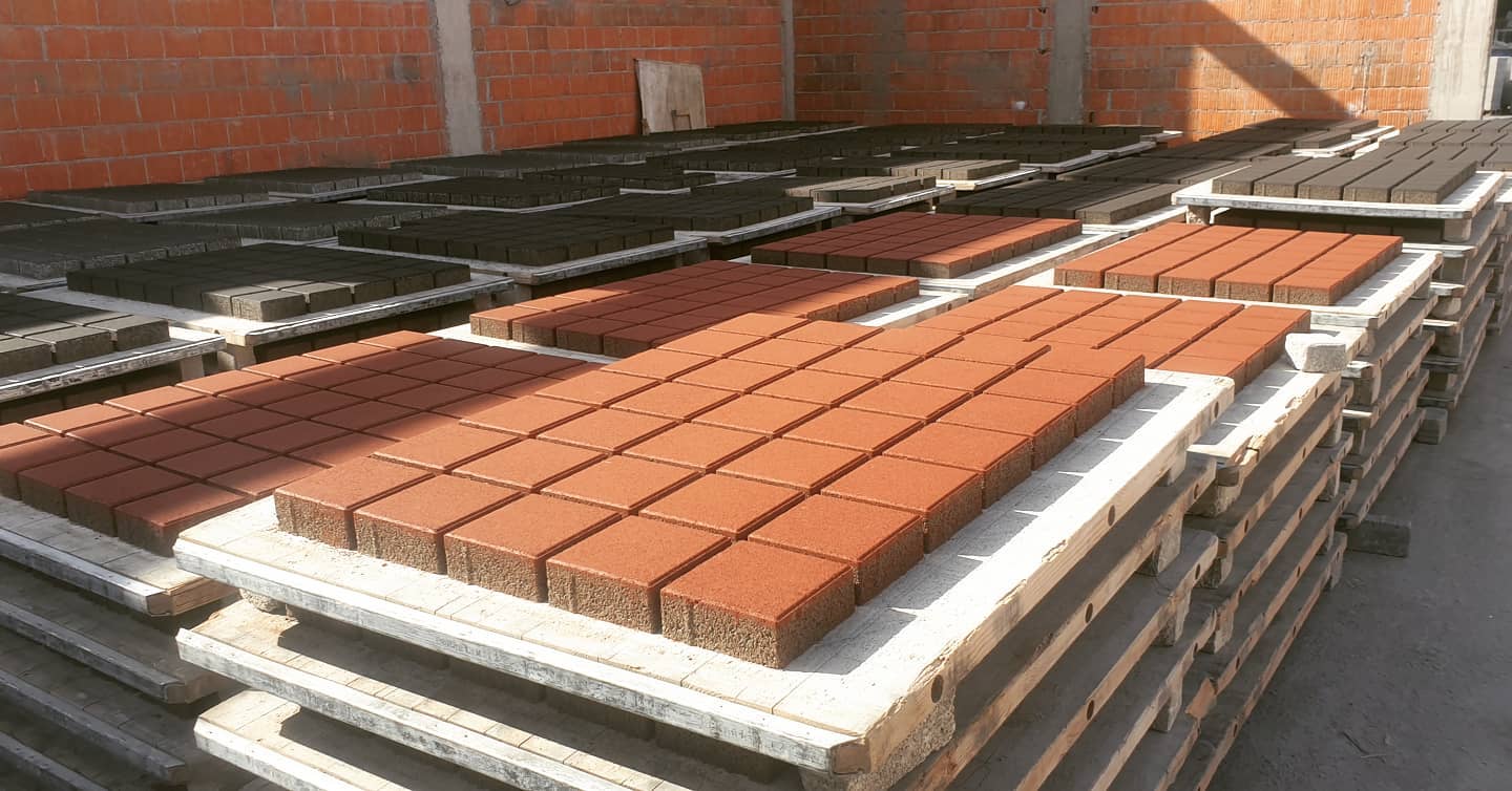 Kubëza betoni të kuqe dhe të zeza – DekorBeton