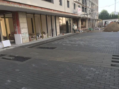 Shtrim me kubëza betoni gri