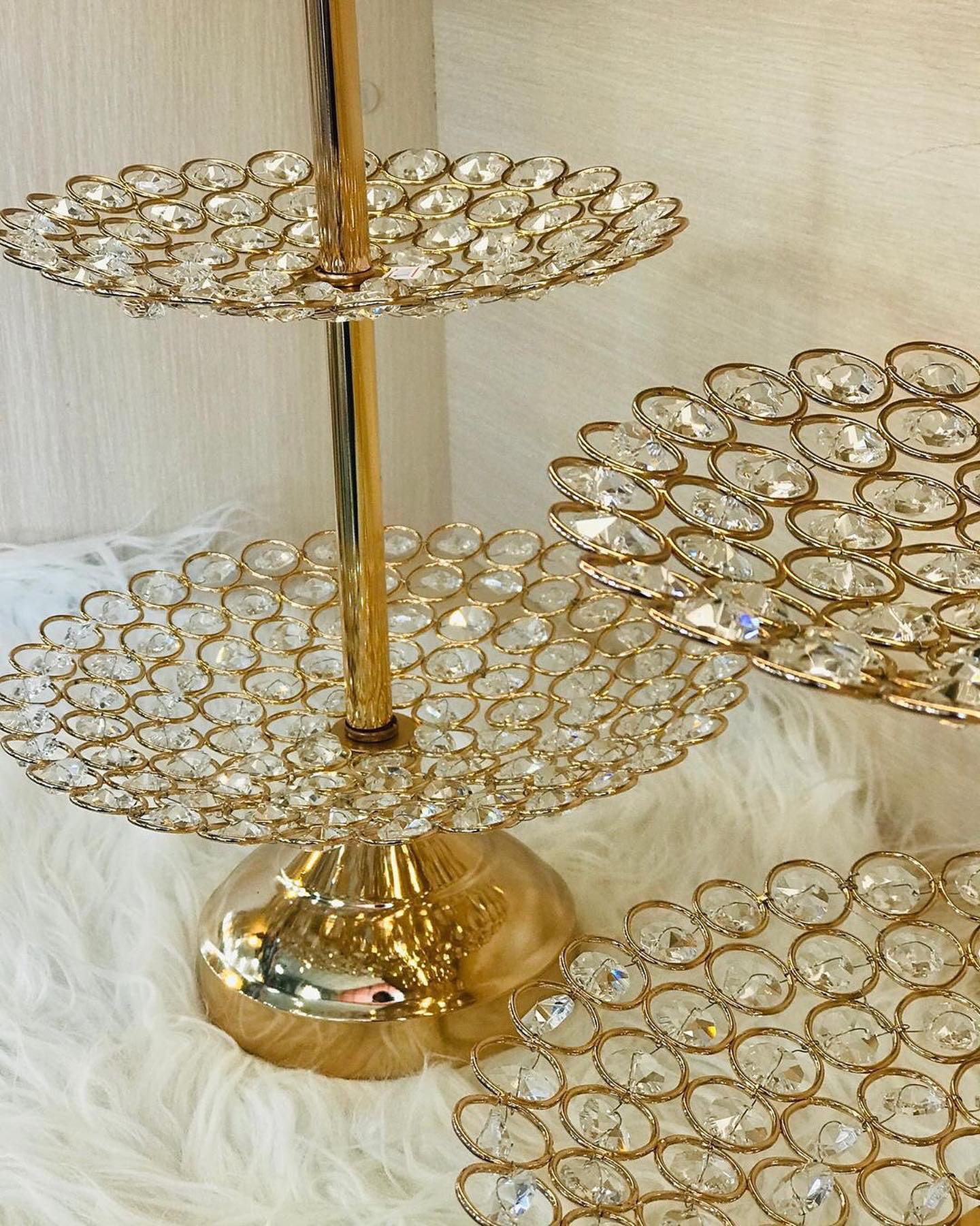 Mbajtëse ëmbëlsirash dykatëshe ari me kristale – Dekore për Shtëpi 🛋🛍 (3)