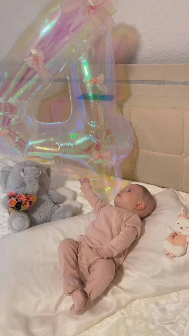 Dekor me balon numër 4 për foto bebeje – Dua