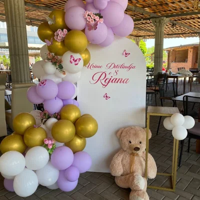 Dekor ditëlindjeje me balona rozë, bardhë dhe ari
