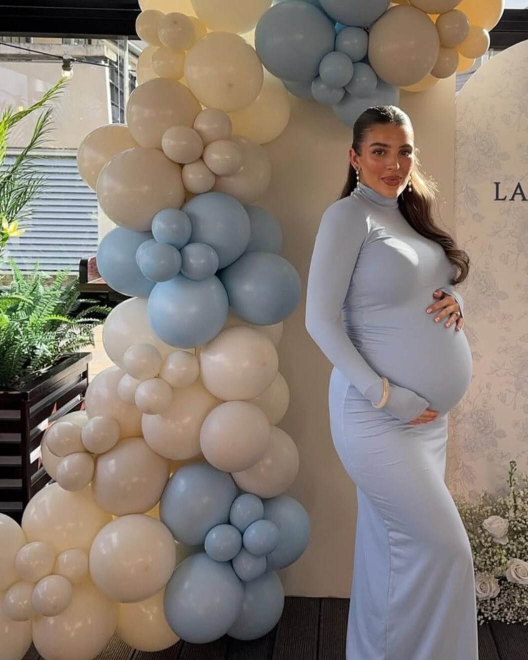 Dekor me balona blu dhe bezhë për baby shower – Dekore per ditlindje